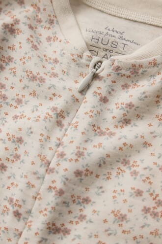 Manu heldrakt ull/bambus Flowers offwh - Hust & Claire