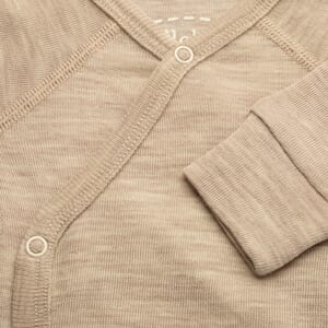 UW001301-lysbeige_Rel Lillelam_Ullbody mini_lys beige detalj.jpg